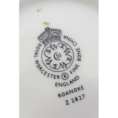 192 - A quantity of Royal Worcester tea and dinner wares in the Roanoke pattern to include dinner plates, ... 