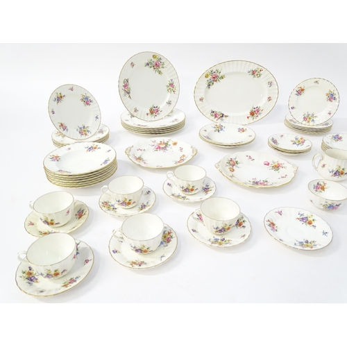 192 - A quantity of Royal Worcester tea and dinner wares in the Roanoke pattern to include dinner plates, ... 