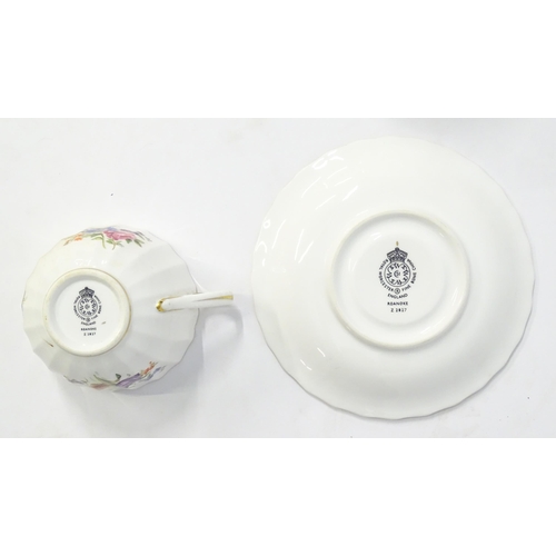 192 - A quantity of Royal Worcester tea and dinner wares in the Roanoke pattern to include dinner plates, ... 