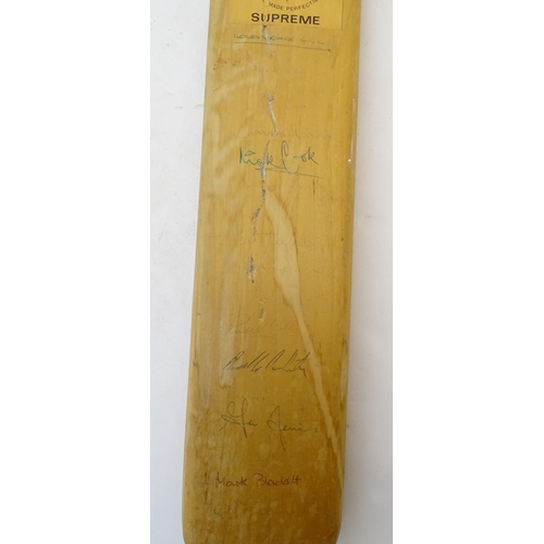 879 - A late 20thC Duncan Fearnley Supreme cricket bat, bearing the autographs of Leicestershire County Cr... 