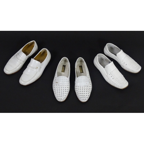 1977 - Vintage fashion / clothing: 3 pairs of men's continental slip on shoes in white. 1 pair with a rubbe... 