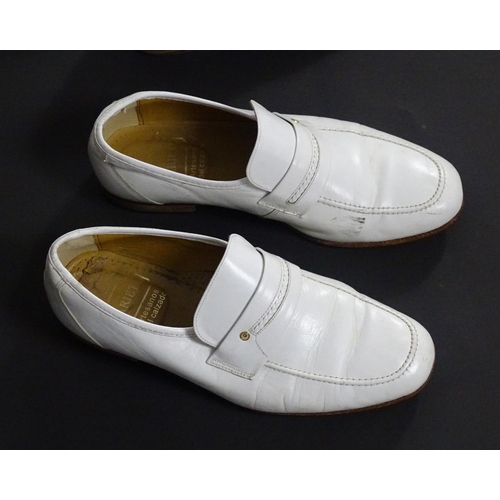 1977 - Vintage fashion / clothing: 3 pairs of men's continental slip on shoes in white. 1 pair with a rubbe... 