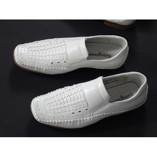 1977 - Vintage fashion / clothing: 3 pairs of men's continental slip on shoes in white. 1 pair with a rubbe... 