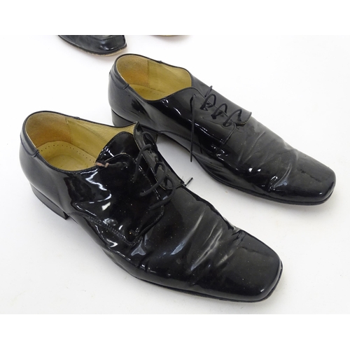 1978 - Vintage fashion / clothing: 4 pairs of men's  vintage leather soled dress shoes in black. Includes a... 