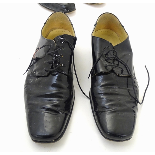 1978 - Vintage fashion / clothing: 4 pairs of men's  vintage leather soled dress shoes in black. Includes a... 