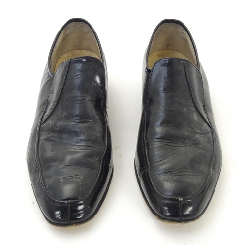 1978 - Vintage fashion / clothing: 4 pairs of men's  vintage leather soled dress shoes in black. Includes a... 