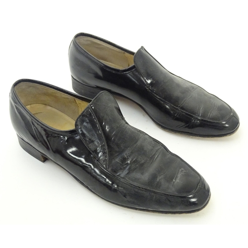 1978 - Vintage fashion / clothing: 4 pairs of men's  vintage leather soled dress shoes in black. Includes a... 