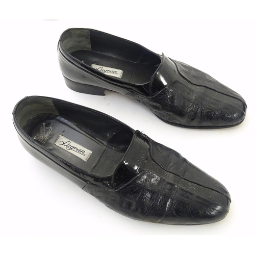 1978 - Vintage fashion / clothing: 4 pairs of men's  vintage leather soled dress shoes in black. Includes a... 