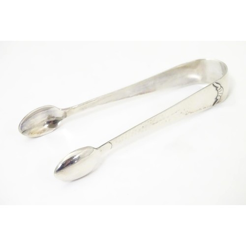 946 - Continental white metal sugar tongs with hammered decoration (4