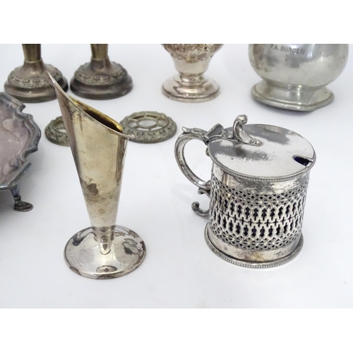 955 - A quantity of assorted silver plated wares to include salvers, caster, mustard pot etc