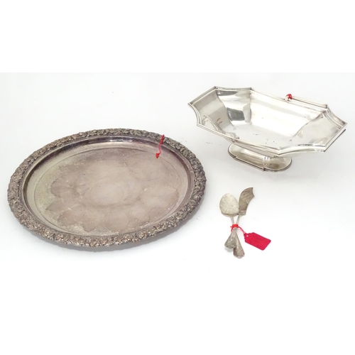 957 - Assorted silver plated wares to include a cake basket, butter knife, preserve spoon, and a circular ... 