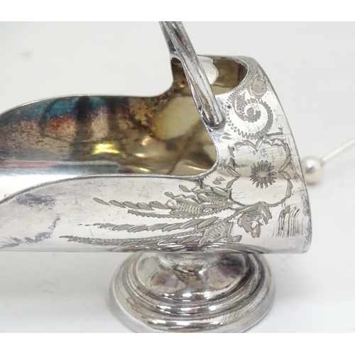 958 - A 20thC silver plate sugar scuttle, together with a sugar sifting spoon. Approx. 5