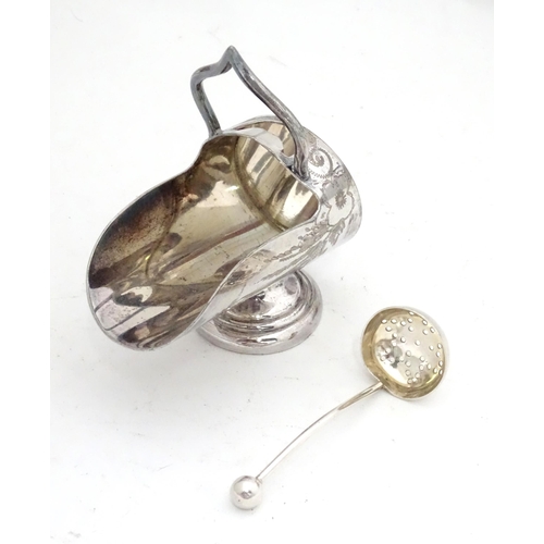 958 - A 20thC silver plate sugar scuttle, together with a sugar sifting spoon. Approx. 5