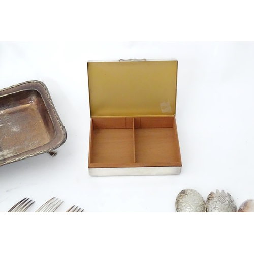 960 - A quantity of silver plated wares to include cigarette box, basket and assorted flatware to include ... 