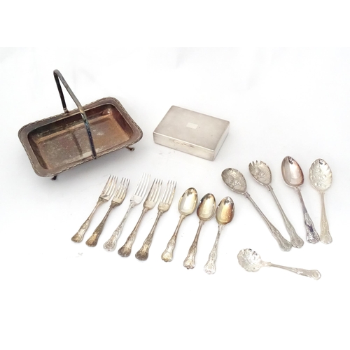 960 - A quantity of silver plated wares to include cigarette box, basket and assorted flatware to include ... 