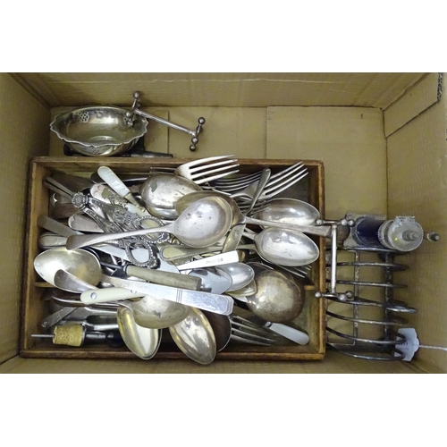 961 - Assorted metal ware to include a quantity of silver plated wares comprising grape shears, salt, crea... 