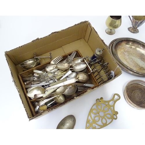 961 - Assorted metal ware to include a quantity of silver plated wares comprising grape shears, salt, crea... 