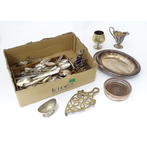 961 - Assorted metal ware to include a quantity of silver plated wares comprising grape shears, salt, crea... 