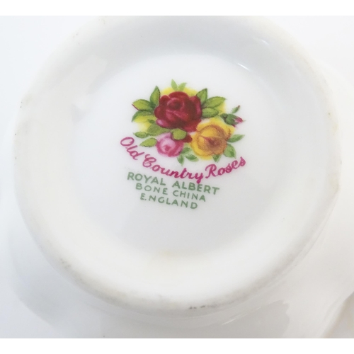 163 - A quantity of Royal Albert tea wares in the Old Country Roses pattern, to include cake plate, tea cu... 