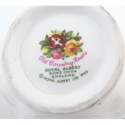 163 - A quantity of Royal Albert tea wares in the Old Country Roses pattern, to include cake plate, tea cu... 