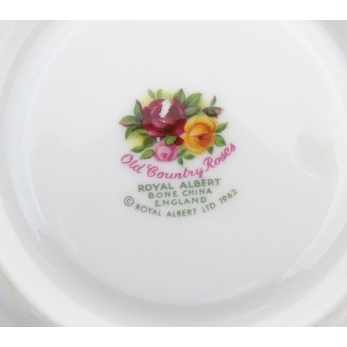 163 - A quantity of Royal Albert tea wares in the Old Country Roses pattern, to include cake plate, tea cu... 