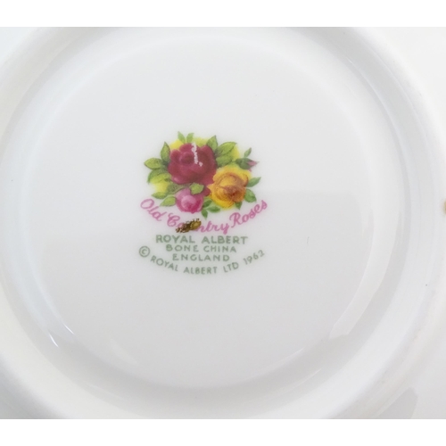 163 - A quantity of Royal Albert tea wares in the Old Country Roses pattern, to include cake plate, tea cu... 