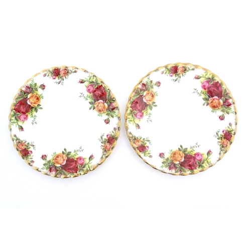 163 - A quantity of Royal Albert tea wares in the Old Country Roses pattern, to include cake plate, tea cu... 