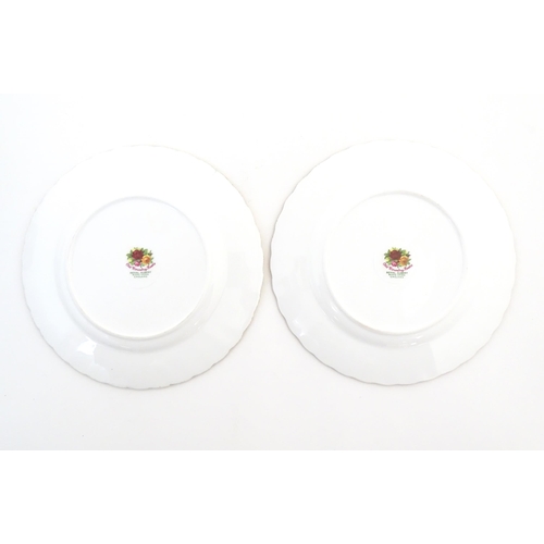 163 - A quantity of Royal Albert tea wares in the Old Country Roses pattern, to include cake plate, tea cu... 