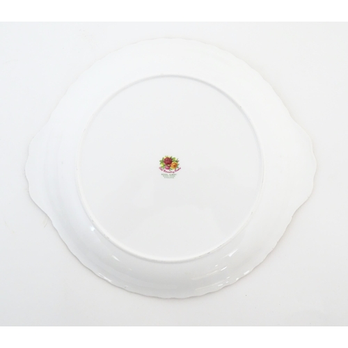 163 - A quantity of Royal Albert tea wares in the Old Country Roses pattern, to include cake plate, tea cu... 