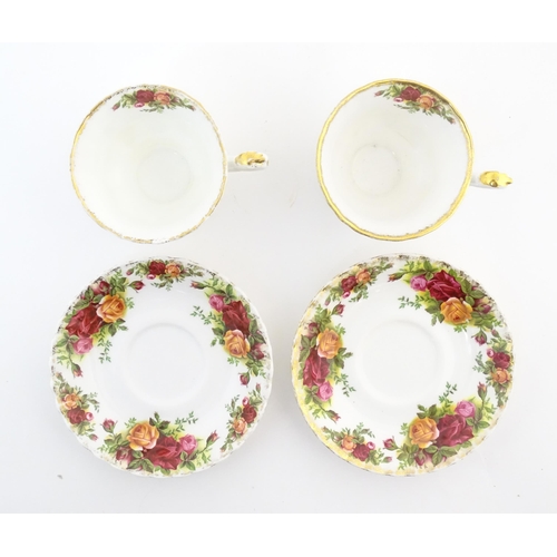 163 - A quantity of Royal Albert tea wares in the Old Country Roses pattern, to include cake plate, tea cu... 