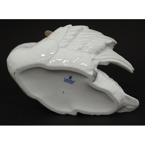 99 - A Lladro model of a swan, model no. 5231. Marked under. Approx. 7