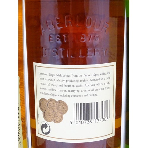 1055 - Whisky : Five bottles of assorted Whisky to include William Lawson's, Bell's, Famous Grouse (boxed),... 