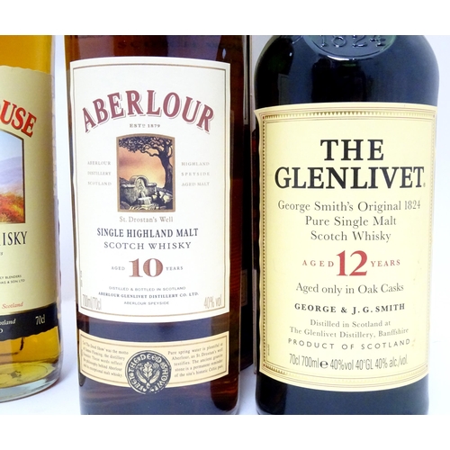 1055 - Whisky : Five bottles of assorted Whisky to include William Lawson's, Bell's, Famous Grouse (boxed),... 