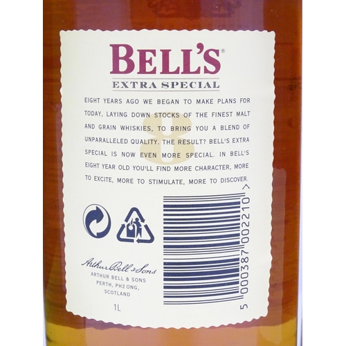 1055 - Whisky : Five bottles of assorted Whisky to include William Lawson's, Bell's, Famous Grouse (boxed),... 