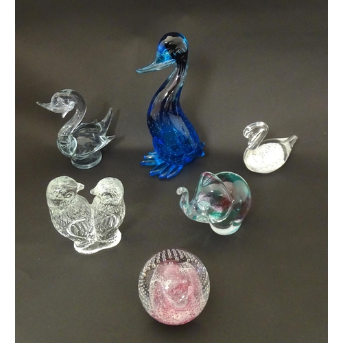 173 - Assorted art glass comprising models of ducks, elephant, a swan by Dartington Crystal, a paperweight... 