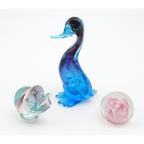 173 - Assorted art glass comprising models of ducks, elephant, a swan by Dartington Crystal, a paperweight... 