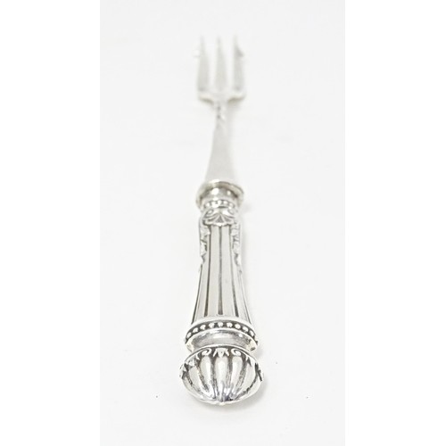 224 - A silver handled pickle fork hallmarked Sheffield 1909, maker William Yates Ltd. Approx. 7 1/2