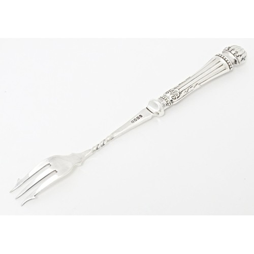 224 - A silver handled pickle fork hallmarked Sheffield 1909, maker William Yates Ltd. Approx. 7 1/2