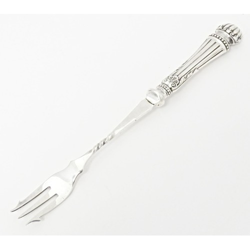 224 - A silver handled pickle fork hallmarked Sheffield 1909, maker William Yates Ltd. Approx. 7 1/2