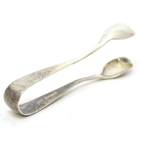 452 - A silver preserve spoon hallmarked Sheffield 1959, maker Viner' Ltd. Together with silver sugar tong... 