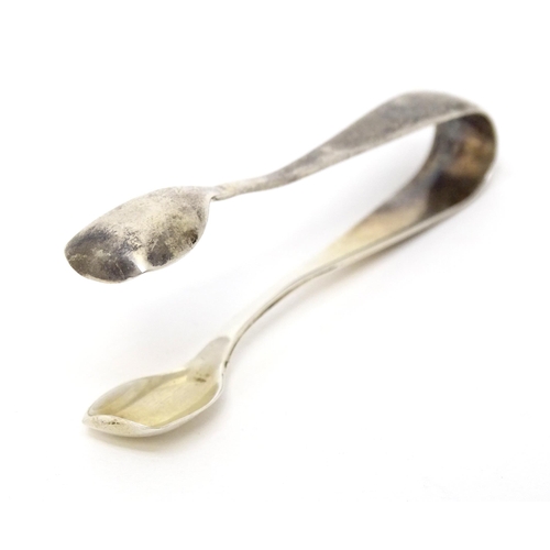 452 - A silver preserve spoon hallmarked Sheffield 1959, maker Viner' Ltd. Together with silver sugar tong... 