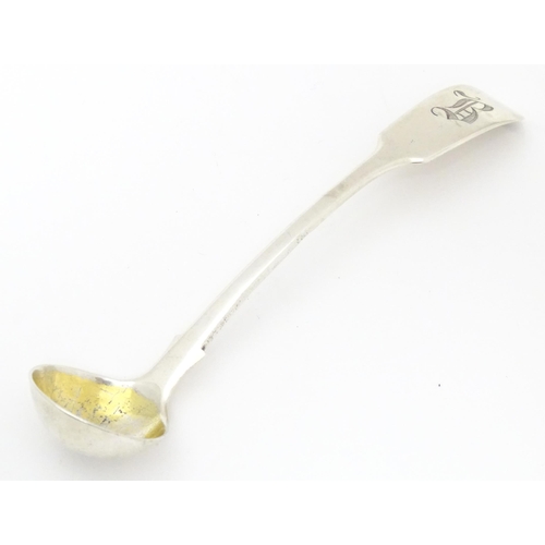 459 - A Victorian silver Fiddle pattern salt spoon with gilded bowl hallmarked London 1855, maker Elizabet... 