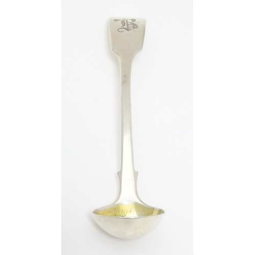 459 - A Victorian silver Fiddle pattern salt spoon with gilded bowl hallmarked London 1855, maker Elizabet... 