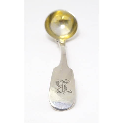 459 - A Victorian silver Fiddle pattern salt spoon with gilded bowl hallmarked London 1855, maker Elizabet... 