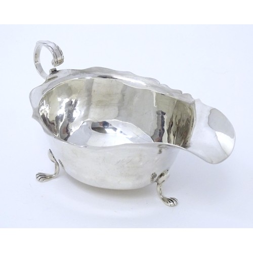 467 - A silver sauce boat hallmarked Chester 1905, maker George Nathan and Ridley Hayes. Approx. 5 3/4