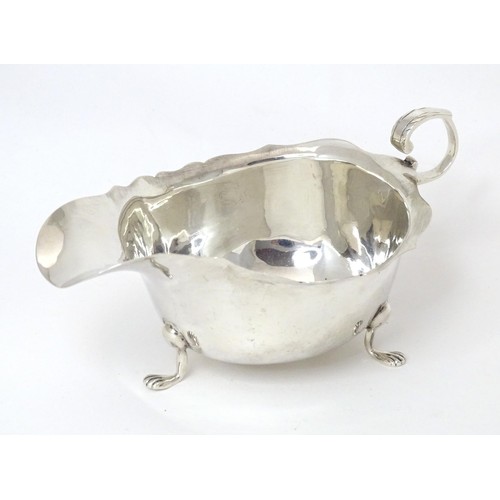 467 - A silver sauce boat hallmarked Chester 1905, maker George Nathan and Ridley Hayes. Approx. 5 3/4