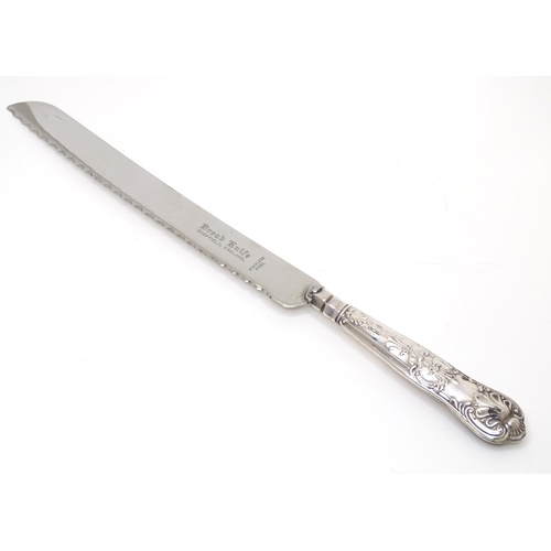 475 - A silver handled King's pattern bread knife, hallmarked Sheffield 1979, maker Harrison Brothers. App... 