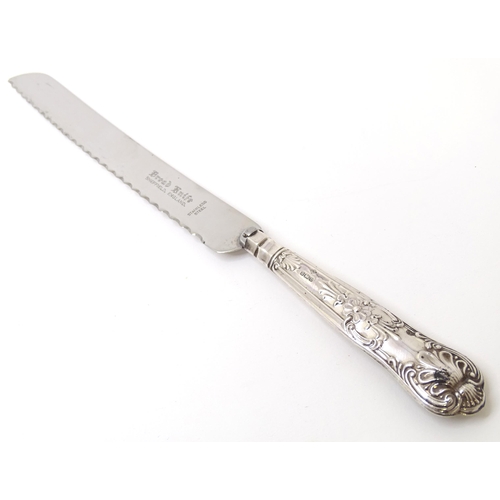 475 - A silver handled King's pattern bread knife, hallmarked Sheffield 1979, maker Harrison Brothers. App... 