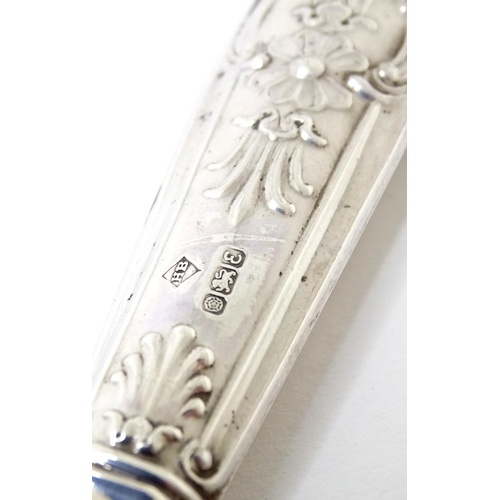 475 - A silver handled King's pattern bread knife, hallmarked Sheffield 1979, maker Harrison Brothers. App... 