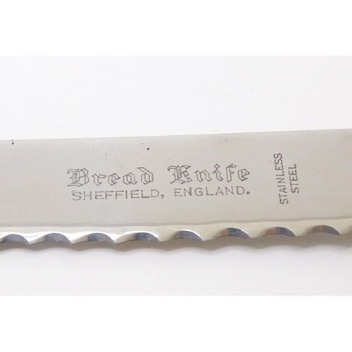 475 - A silver handled King's pattern bread knife, hallmarked Sheffield 1979, maker Harrison Brothers. App... 